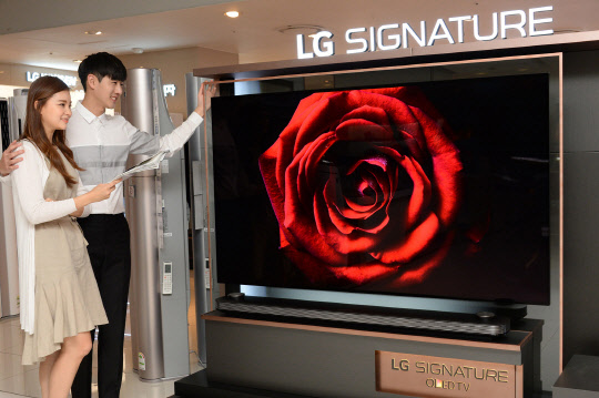 가전업계 양대산맥인 삼성전자와 LG전자가 유럽 최대 가전전시회 'IFA 2017'에서 각각 QLED TV와 OLED TV를 전면에 내세우며 초고화질 TV 자존심 경쟁을 펼친다.  LG전자의 77인치 OLED TV 'LG 시그니처 올레드 TV W'  LG 제공